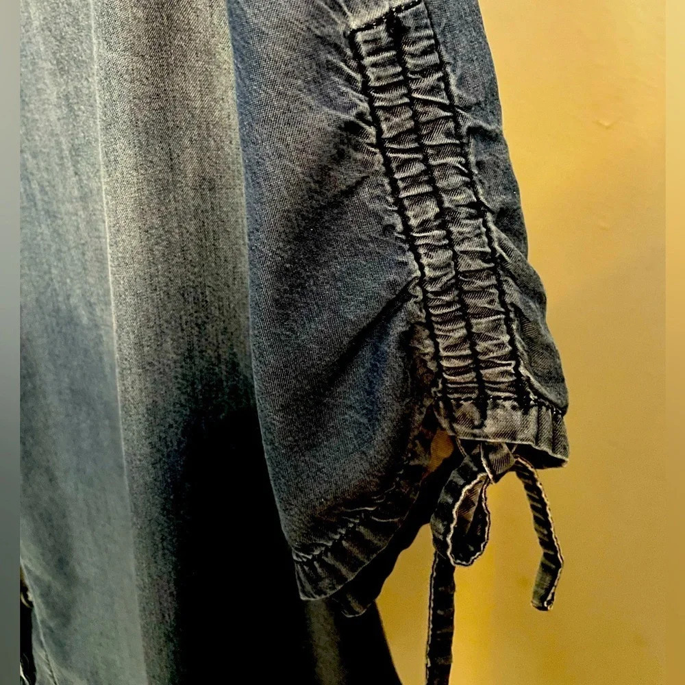 Coldwater Creek 6/8 Blue denim ombre blouse‎ 100% Tencel(Lycell) Hidden buttons. - Picture 5 of 11